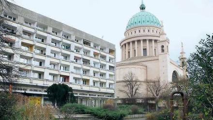 Schön sieht anders aus. Der Staudenhof-Plattenbau hinter der Nikolaikirche. Laut allen Planungen zur Wiedergewinnung der historischen Mitte soll an seiner Stelle der Innenhof eines neuen Karrees entstehen - inklusive eines Leitbaus am Alten Markt 11/12.