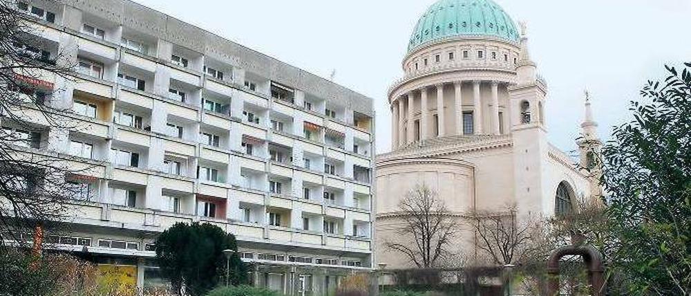 Schön sieht anders aus. Der Staudenhof-Plattenbau hinter der Nikolaikirche. Laut allen Planungen zur Wiedergewinnung der historischen Mitte soll an seiner Stelle der Innenhof eines neuen Karrees entstehen - inklusive eines Leitbaus am Alten Markt 11/12.