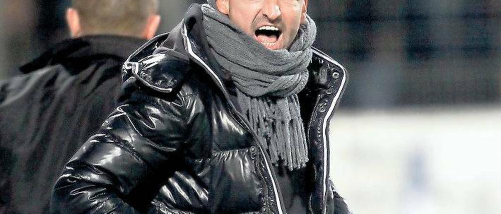 Unzufrieden in Cottbus. Claus-Dieter Wollitz schmeißt den Trainerjob hin.