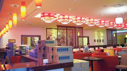 Vor der Eröffnung. Im Restaurant Shi-Shan werden letzte Kartons ausgepackt.