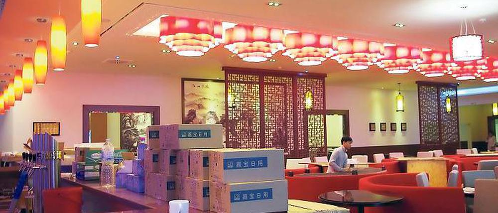 Vor der Eröffnung. Im Restaurant Shi-Shan werden letzte Kartons ausgepackt.