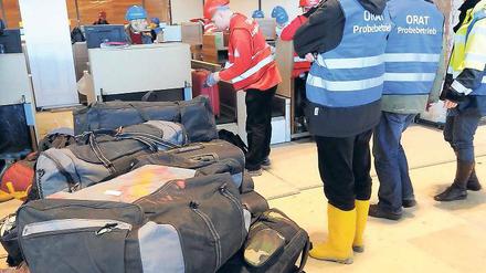 Testlauf. Beim Probe-Check-in am künftigen Großflughafen Schönefeld hatten die Lufthansa-Mitarbeiter gestern mit leichten Anlaufschwierigkeiten zu kämpfen.
