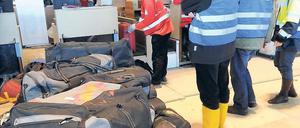 Testlauf. Beim Probe-Check-in am künftigen Großflughafen Schönefeld hatten die Lufthansa-Mitarbeiter gestern mit leichten Anlaufschwierigkeiten zu kämpfen.