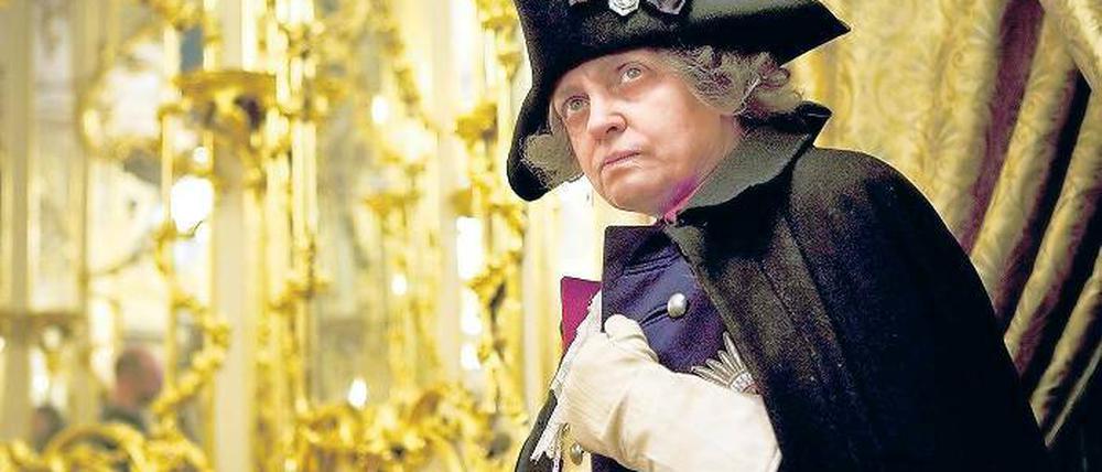 Im Spiegelsaal des Berliner Stadtschlosses betrachtet sich der Kriegsheimkehrer Friedrich der Große nach sieben Jahren Feldzug. Katharina Thalbach spielt den alten König bravourös. Die Szene wurde im Spiegelsaal von Schloss Waldenburg in Sachsen gedreht.