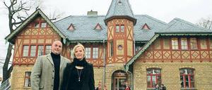 Wieder mit dem historischen Türmchen: Die Bornstedter Schule, gebaut 1877, dient wieder der Erziehung von Kindern. Im Vordergrund Robert Busch, Geschäftsführer der Sportservice gGmbH, mit der frischberufenen Hortleiterin Kerstin Reinsberg.