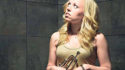 Sie kann sehr laut sein, aber auch ganz weich und lyrisch. Tine Thing Helseth spielt auf der Trompete, als würde sie singen.