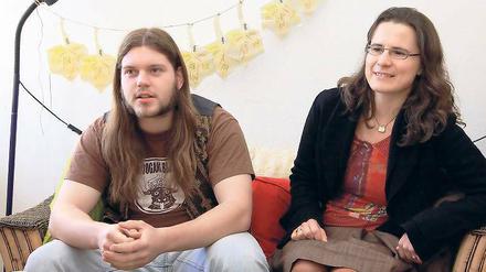 Alternativen anschaulich machen. Enrico Semler und Claudia Maaß von der Bund-Jugend in Potsdam wissen, was an alten Handys wertvoll ist. In der Jugendarbeit wird das Know-how weitergegeben.