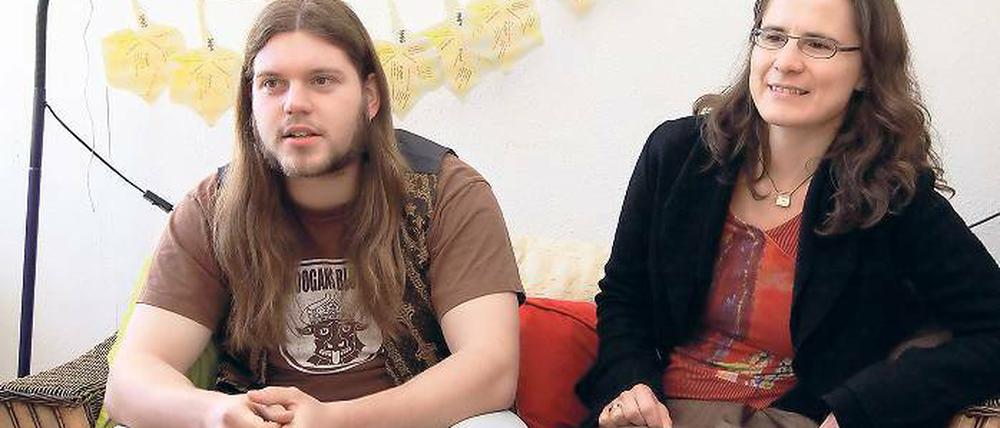 Alternativen anschaulich machen. Enrico Semler und Claudia Maaß von der Bund-Jugend in Potsdam wissen, was an alten Handys wertvoll ist. In der Jugendarbeit wird das Know-how weitergegeben.