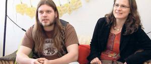 Alternativen anschaulich machen. Enrico Semler und Claudia Maaß von der Bund-Jugend in Potsdam wissen, was an alten Handys wertvoll ist. In der Jugendarbeit wird das Know-how weitergegeben.