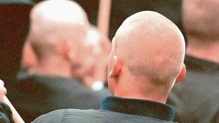 Auftritt von rechts. Auch bei hohen Temperaturen tragen Neonazis schwarze Kleidung.