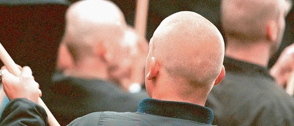 Auftritt von rechts. Auch bei hohen Temperaturen tragen Neonazis schwarze Kleidung.