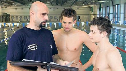 Letztes Üben vor den Kurzbahn-EM. Der Potsdamer Trainer Jörg Hoffmann mit seinen Schützlingen Yannick Lebherz und Christian Diener (von links) zu Wochenbeginn in der heimischen Schwimmhalle im Luftschiffhafen.