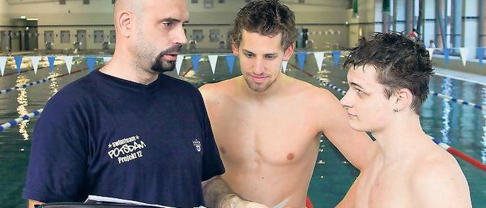 Letztes Üben vor den Kurzbahn-EM. Der Potsdamer Trainer Jörg Hoffmann mit seinen Schützlingen Yannick Lebherz und Christian Diener (von links) zu Wochenbeginn in der heimischen Schwimmhalle im Luftschiffhafen.