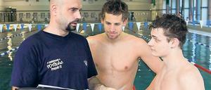 Letztes Üben vor den Kurzbahn-EM. Der Potsdamer Trainer Jörg Hoffmann mit seinen Schützlingen Yannick Lebherz und Christian Diener (von links) zu Wochenbeginn in der heimischen Schwimmhalle im Luftschiffhafen.