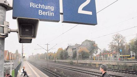 Langes Warten. Für neue Bahnverbindungen wie die geplante S-Bahn-Strecke von Spandau nach Falkensee sieht Brandenburgs Verkehrsminister Jörg Vogelsänger (SPD) nur Chancen, wenn dafür in entlegenen Gegenden am bestehenden Angebot gespart wird.