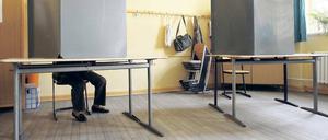 Hinter der Abschirmung haben bisher nur wenige Berliner ihre Stimme abgegeben.