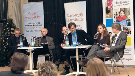 PNN vor Ort. Matthias Blume, Ludwig Burkhardt, Jürgen Kraetzig, Moderator Johann Legner, Daniela Trochowski und Burkhard Jungkamp diskutierten (v.l.).