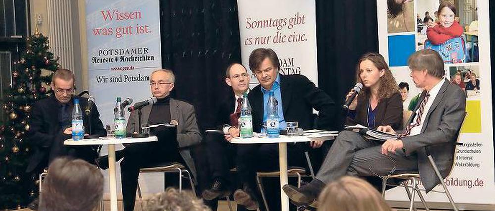 PNN vor Ort. Matthias Blume, Ludwig Burkhardt, Jürgen Kraetzig, Moderator Johann Legner, Daniela Trochowski und Burkhard Jungkamp diskutierten (v.l.).