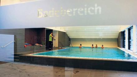 Für Bewohner kostenlos: Das hauseigene Schwimmbad.