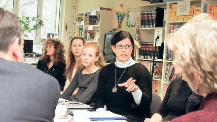 „Vereinfachte Verfahren und schnelle Entscheidungen“ – dies forderte Oberbürgermeister Jann Jakobs gestern angesichts der Probleme von Bianca Herrendörfer-Bort, deren Tochter das Down-Syndrom hat und die Rosa-Luxemburg-Schule besucht.