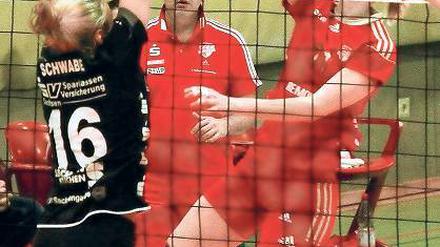 Duell am Netz. Potsdams Ramona Stucki (r.) gegen Dresdens Katharina Schwabe.