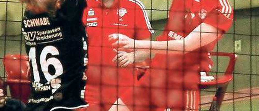 Duell am Netz. Potsdams Ramona Stucki (r.) gegen Dresdens Katharina Schwabe.