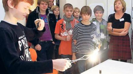 Leuchte unter Leuchten. Beim Tag der offenen Tür in der Neuen Gesamtschule konnten Heranwachsende schon einmal ausprobieren, welche Anforderungen das Abitur stellt – wie bei diesem Experiment mit Magnesium.