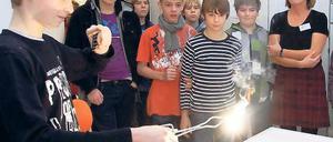 Leuchte unter Leuchten. Beim Tag der offenen Tür in der Neuen Gesamtschule konnten Heranwachsende schon einmal ausprobieren, welche Anforderungen das Abitur stellt – wie bei diesem Experiment mit Magnesium.
