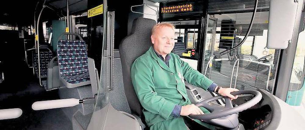 Der Meister am Steuer: Karl-Heinz Rajewski leitet die Buswerkstatt des Potsdamer Verkehrsbetriebes ViP. Gestern präsentierte er die ersten sechs neuen Gelenkbusse des Typs „Citaro“ des Herstellers Mercedes-Benz. Die Busse sind mit sehr sauberen 299-PS-Motoren ausgestattet.