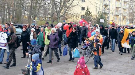 Gemeinsam gegen Rechts. Angeführt von Oberbürgermeister Jann Jakobs (l.) demonstrierten am Samstag rund 300 Potsdamer in der Waldstadt II gegen die wachsenden Aktivitäten von Neonazis im Stadtteil. Im nächsten Jahr soll es weitere Aktionen dieser Art geben, ein Termin für das Fest der Toleranz steht bereits fest.