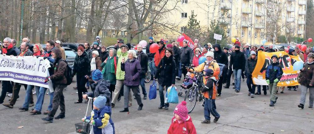 Gemeinsam gegen Rechts. Angeführt von Oberbürgermeister Jann Jakobs (l.) demonstrierten am Samstag rund 300 Potsdamer in der Waldstadt II gegen die wachsenden Aktivitäten von Neonazis im Stadtteil. Im nächsten Jahr soll es weitere Aktionen dieser Art geben, ein Termin für das Fest der Toleranz steht bereits fest.