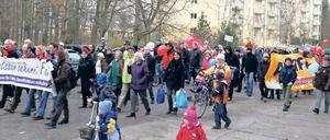 Gemeinsam gegen Rechts. Angeführt von Oberbürgermeister Jann Jakobs (l.) demonstrierten am Samstag rund 300 Potsdamer in der Waldstadt II gegen die wachsenden Aktivitäten von Neonazis im Stadtteil. Im nächsten Jahr soll es weitere Aktionen dieser Art geben, ein Termin für das Fest der Toleranz steht bereits fest.