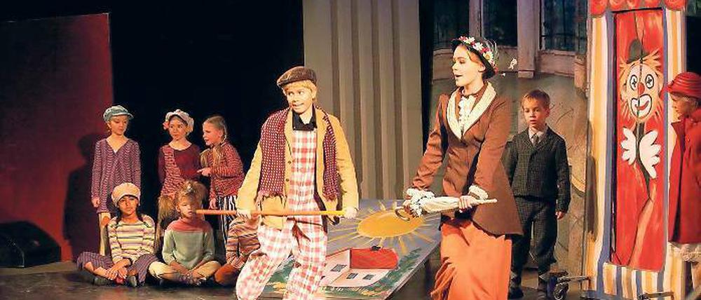 Mit Mary unterwegs. Zusammen mit dem Straßenmusikanten hat sie die Kinder in den Zirkus entführt. Insgesamt 92 „Buntspechte“ wirken bei „Mary Poppins“ mit.