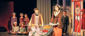 Mit Mary unterwegs. Zusammen mit dem Straßenmusikanten hat sie die Kinder in den Zirkus entführt. Insgesamt 92 „Buntspechte“ wirken bei „Mary Poppins“ mit.