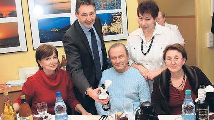 Der OB schenkt ein. Jann Jakobs (M.) mit Svetlana Avramenko, David Shpirt, Larisa Mitelman und Irina Zelkina.