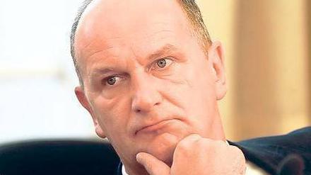 Er hat alle überrascht: Innenminister Dietmar Woidke (SPD) führt das Amt, das dem früheren Umweltminister und Ex-Fraktionschef niemand zutraute, als wäre es maßgeschneidert. Er bewies Statur und Kommunikationstalent, in dem er die hochumstrittene Polizeireform durchzog, Kritik aufnahm und die Wogen glätten konnte. Er setzte als erster Innenminister eine konsequente Stasi-Überprüfung bei Polizeiführern durch. Nach den Anfangsreibereien scheint die Teamarbeit mit Staatssekretär Rudolf Zeeb zu funktionieren. Bei Kommunalreform und Verwaltungsumbau könnte er zulegen.