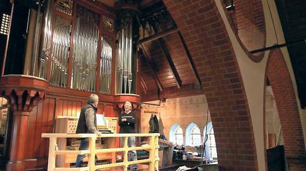 Königin der Instrumente. Hartmut Rönnicke und Matthias Trommer (v.l.) vor der neuen Orgel.