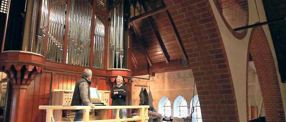 Königin der Instrumente. Hartmut Rönnicke und Matthias Trommer (v.l.) vor der neuen Orgel.