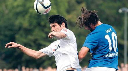 Harter Luftkampf. Dominik Stroh-Engel (links) – hier im Duell mit Saarbrückens Marius Laux – will mit dem SVB 03 am Samstag gegen seinen einstigen Verein Wehen Wiesbaden unbedingt drei Punkte holen.