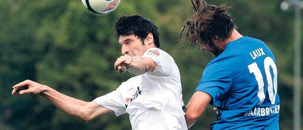 Harter Luftkampf. Dominik Stroh-Engel (links) – hier im Duell mit Saarbrückens Marius Laux – will mit dem SVB 03 am Samstag gegen seinen einstigen Verein Wehen Wiesbaden unbedingt drei Punkte holen.