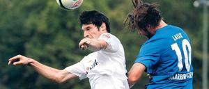 Harter Luftkampf. Dominik Stroh-Engel (links) – hier im Duell mit Saarbrückens Marius Laux – will mit dem SVB 03 am Samstag gegen seinen einstigen Verein Wehen Wiesbaden unbedingt drei Punkte holen.