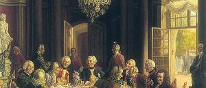 Geist und Spott. An „Friedrich des Großen Tafelrunde in Sanssouci 1750“, gemalt von Adolf Menzel, nahm auch Voltaire Platz, bevor er 1753 das Weite suchte.