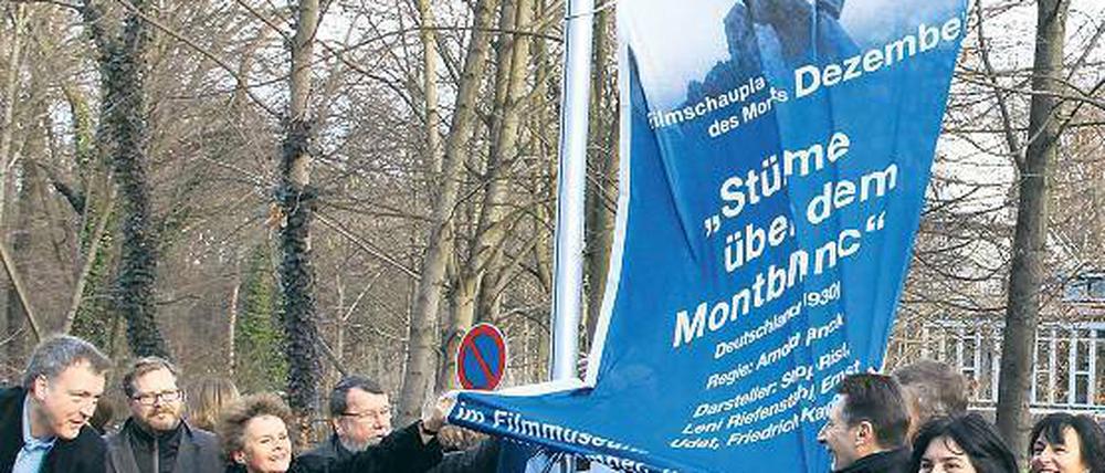 In Heldenpose bei den Sternenguckern. Vor dem Leibniz-Institut für Astrophysik in der Babelsberger Sternwarte wurde am Donnerstag die letzte Filmschauplatz-Fahne für „Stürme über dem Montblanc“ gehisst.
