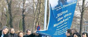 In Heldenpose bei den Sternenguckern. Vor dem Leibniz-Institut für Astrophysik in der Babelsberger Sternwarte wurde am Donnerstag die letzte Filmschauplatz-Fahne für „Stürme über dem Montblanc“ gehisst.