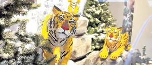 Tigerfamilie aus 28 500 Legosteinen im Schaufenster des Stadtpalais.
