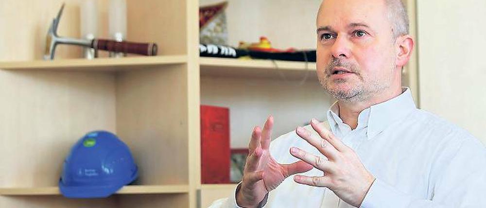 Thomas Schmidt (SPD) ist seit 2002 Bürgermeister der Stadt Teltow. Im September 2009 wurde er mit 53,15 Prozent der Stimmen im ersten Wahlgang wiedergewählt. Schmidt wurde 1961 in Potsdam geboren und ist gelernter Koch. 1985/86 diente er ohne Waffe als Bausoldat in der NVA. Seit 1990 ist Schmidt Mitglied der Teltower Stadtverordnetenversammlung. Von 1994 bis zu seiner Wahl als Bürgermeister war er Kreistagsabgeordneter in Potsdam-Mittelmark und Vorsitzender des Jugendhilfeausschusses. Ehrenamtlich arbeitet er im Bundes- und Landesvorstand des Arbeiter-Samariter-Bundes.