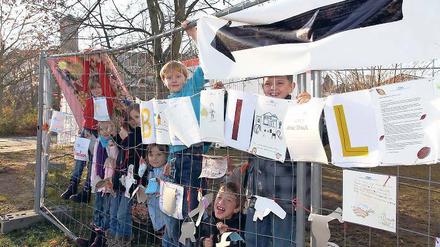 Der Protest lebt. Schüler der Kinderschule Oberhavel haben am Dienstag das Protestcamp auf dem Potsdamer Brauhausberg besetzt. Hier demonstrieren schon seit Mitte Oktober Eltern und Schüler gegen die geplanten Kürzungen im Bildungsetat.