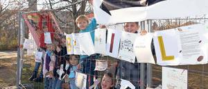 Der Protest lebt. Schüler der Kinderschule Oberhavel haben am Dienstag das Protestcamp auf dem Potsdamer Brauhausberg besetzt. Hier demonstrieren schon seit Mitte Oktober Eltern und Schüler gegen die geplanten Kürzungen im Bildungsetat.