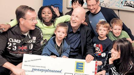 Grund zur Freude. Das gespendete Geld soll in die Arbeit mit Teenies fließen.