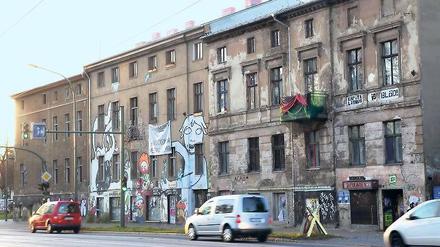 Alternatives Wohnen: Die Häuser Zeppelinsstraße 25 und 26 sind seit Jahren Ausweichquartiere für die frühere Potsdamer Hausbesetzerszene. Die Bewohner sollen die Häuser sanieren. Nun hat die Gewoba die zu zahlenden Pachtzinsen für diese und andere Wohnprojekte um bis zu 16 Prozent erhöht.
